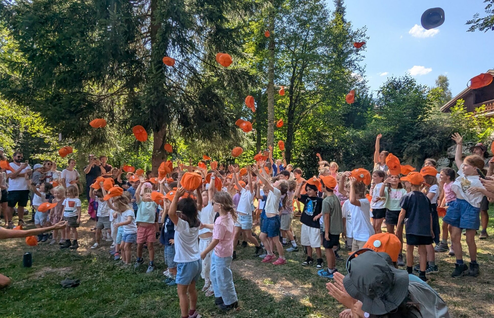 Final de stage avec lancer de casquettes