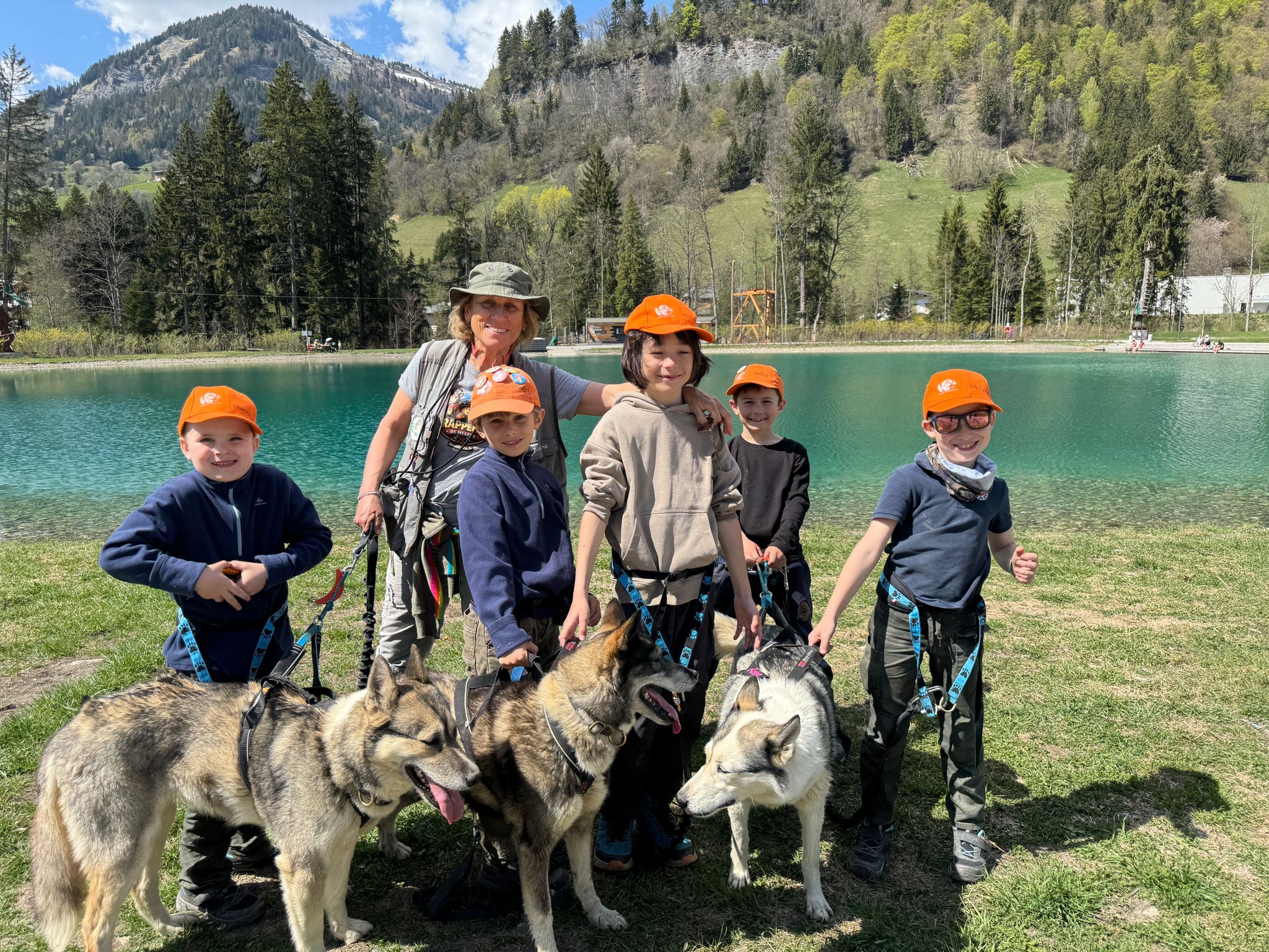 Les enfants et les chiens au bord du lac pendant une sortie Trappeurs