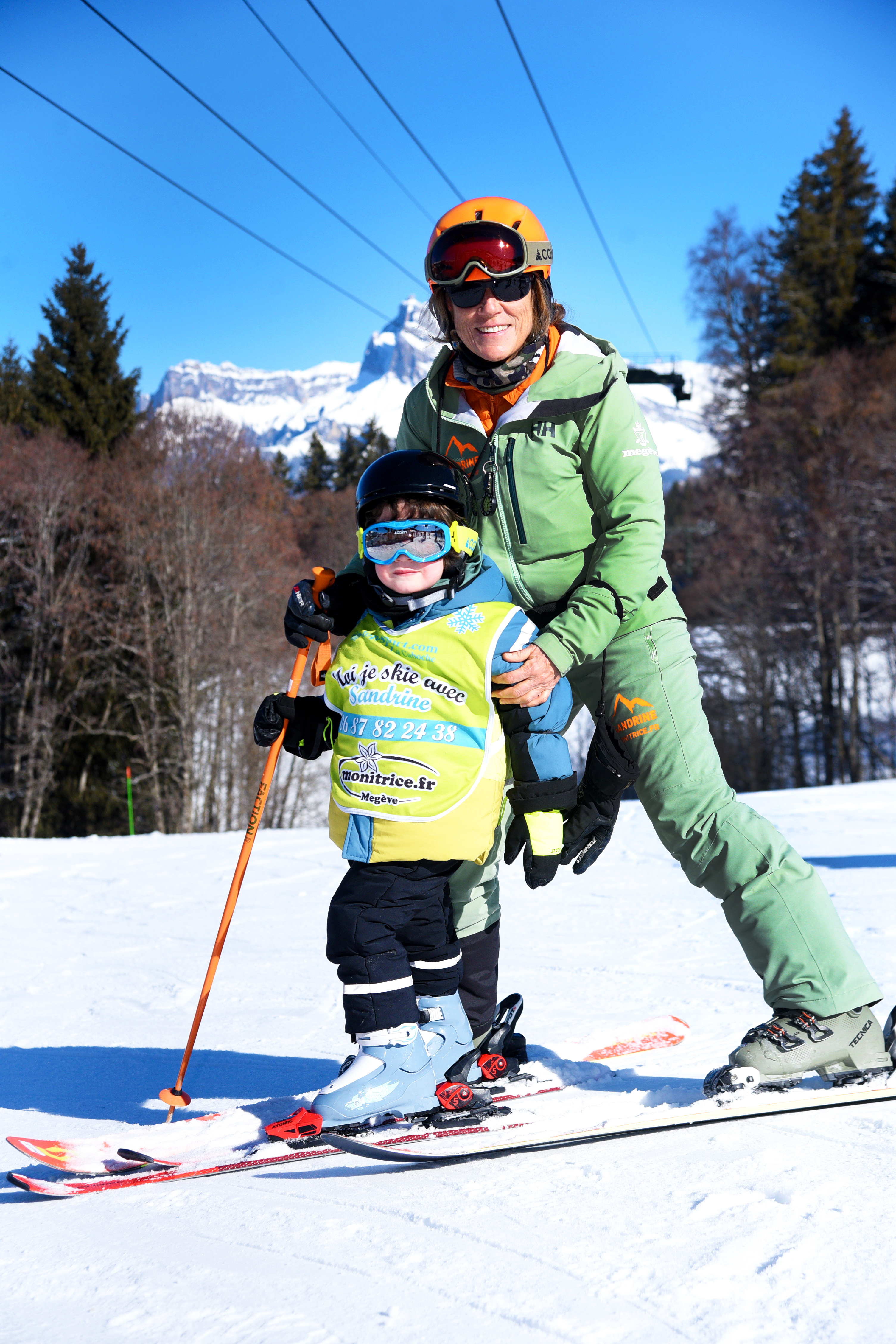 Sandrine accompagne un enfant dans ses premiers virages
