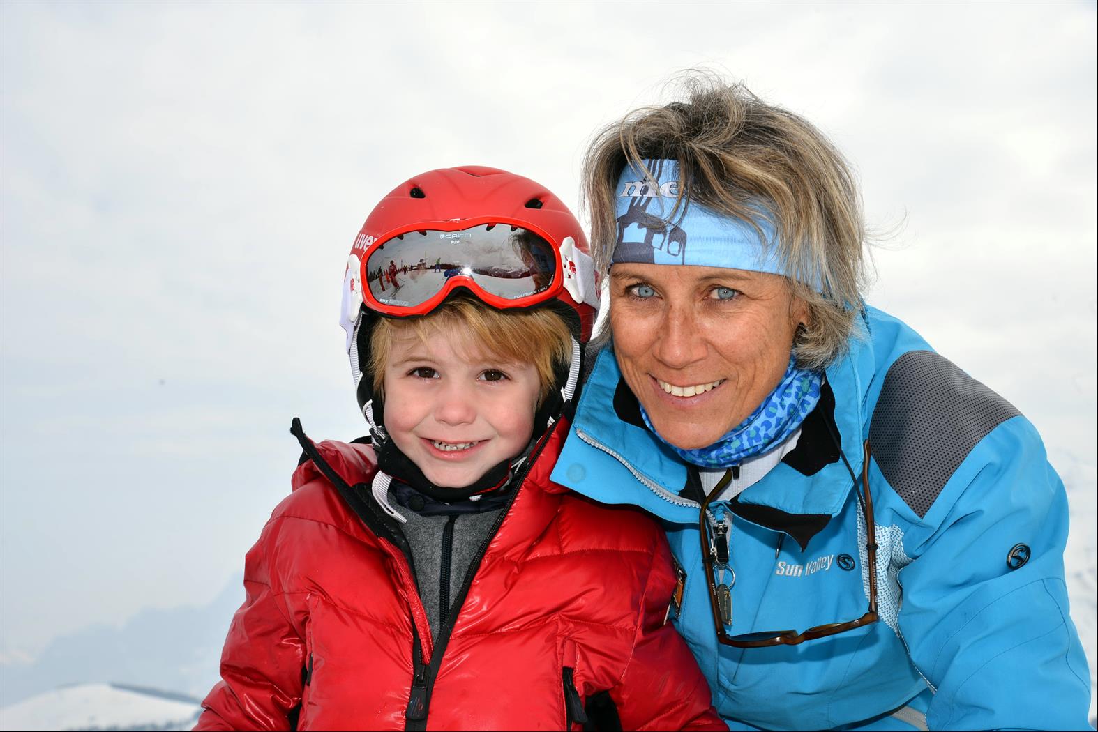 Sandrine et un jeune enfant sur les pistes
