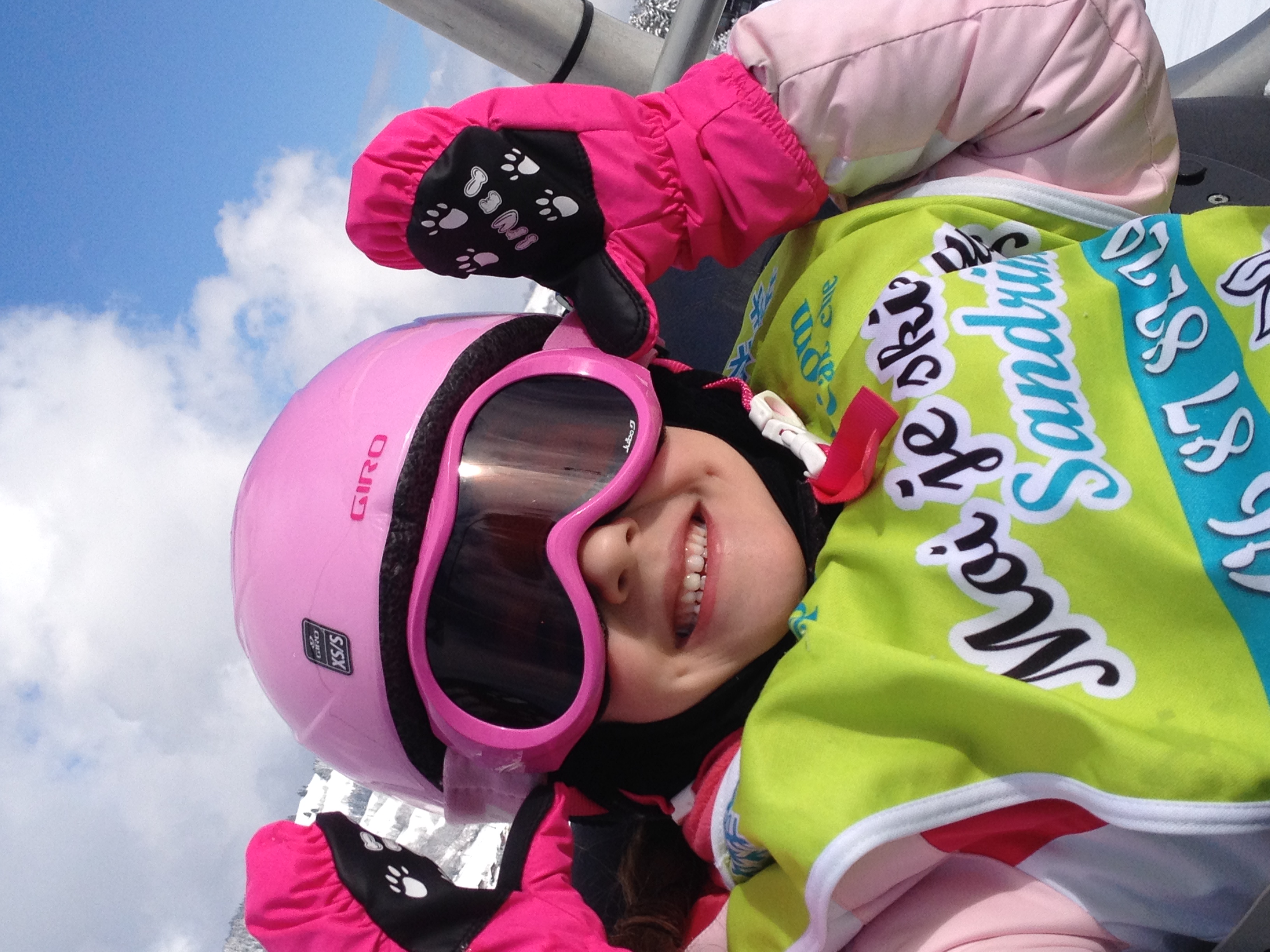 Sourire d’une jeune skieuse pendant son cours