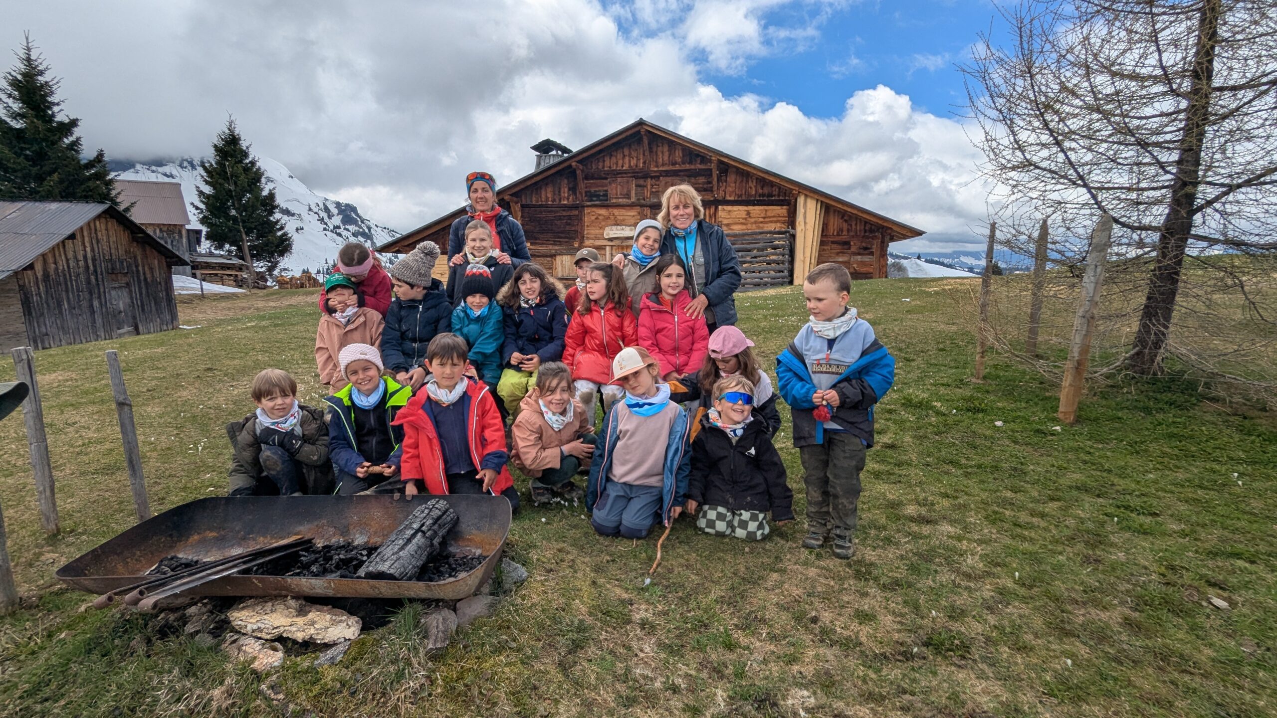 Les enfants et leurs accompagnatrices devant un chalet