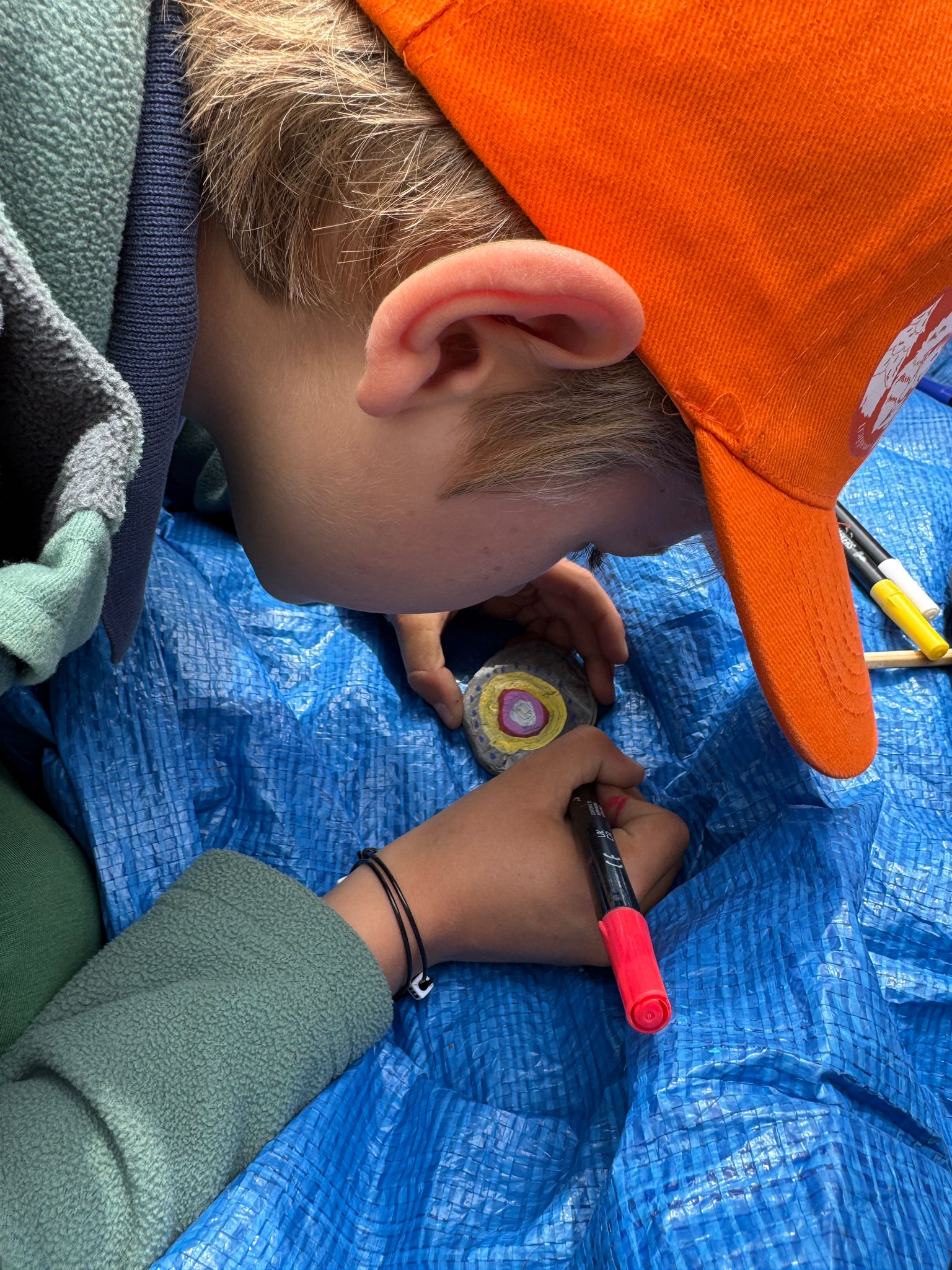 Un enfant observe les petits détails de la nature