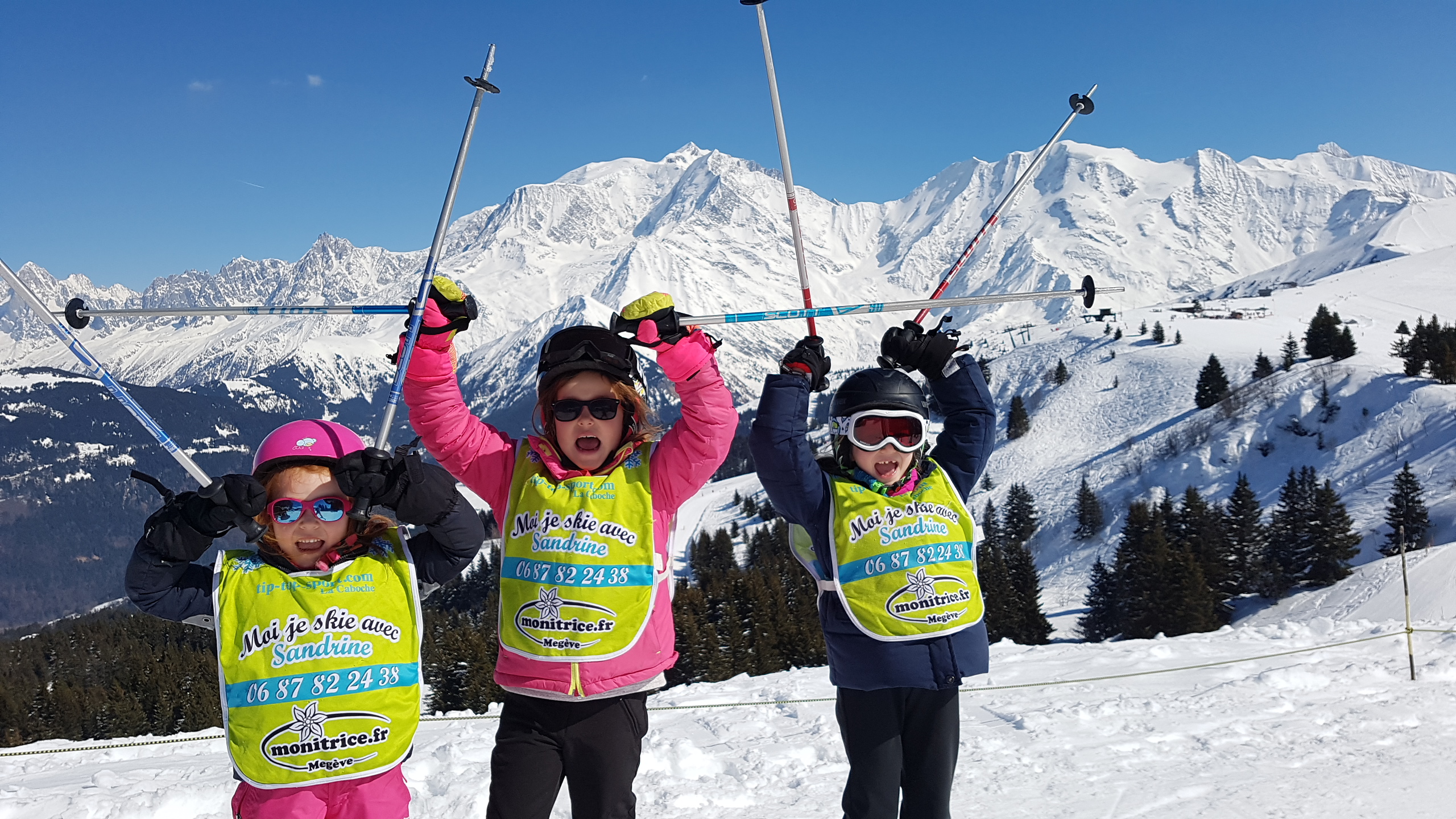 Enfants à ski face aux montagnes de Megève