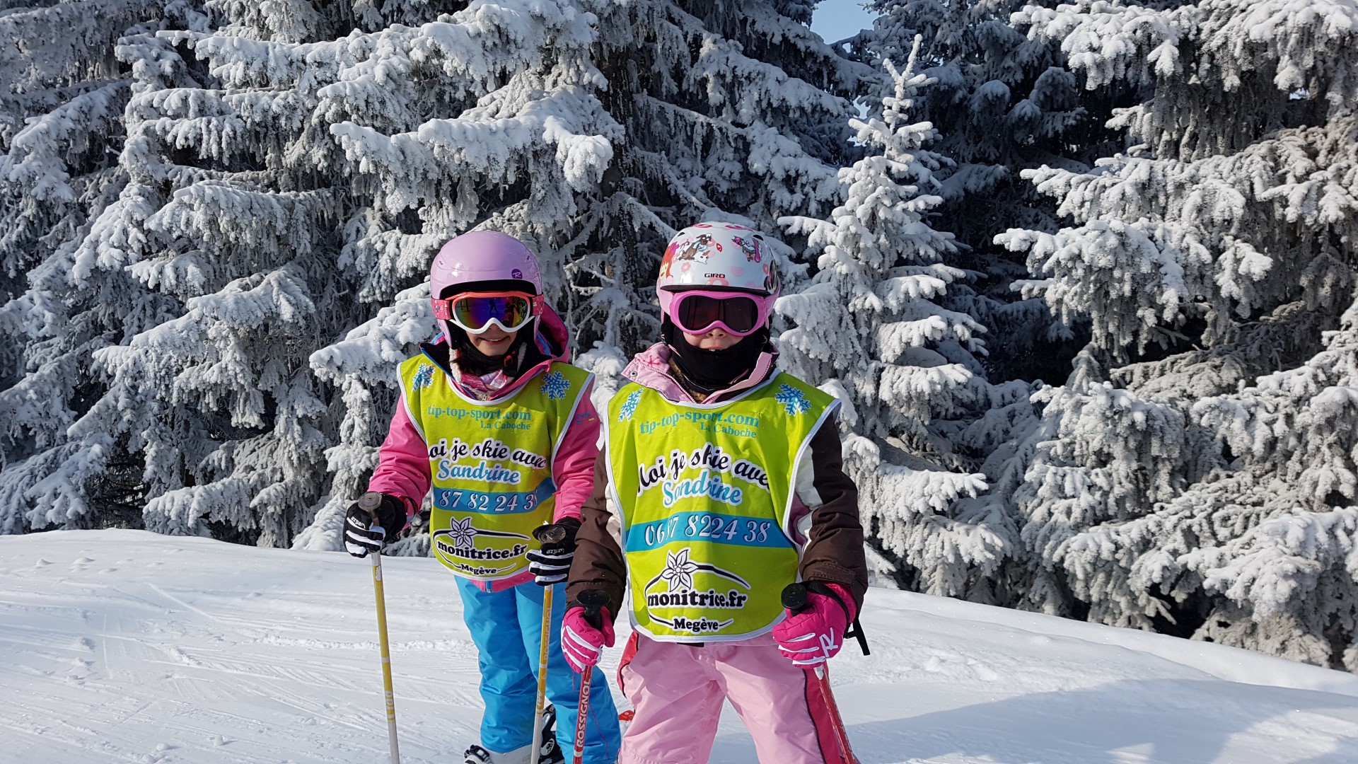 Deux enfants équipés pour leur cours de ski
