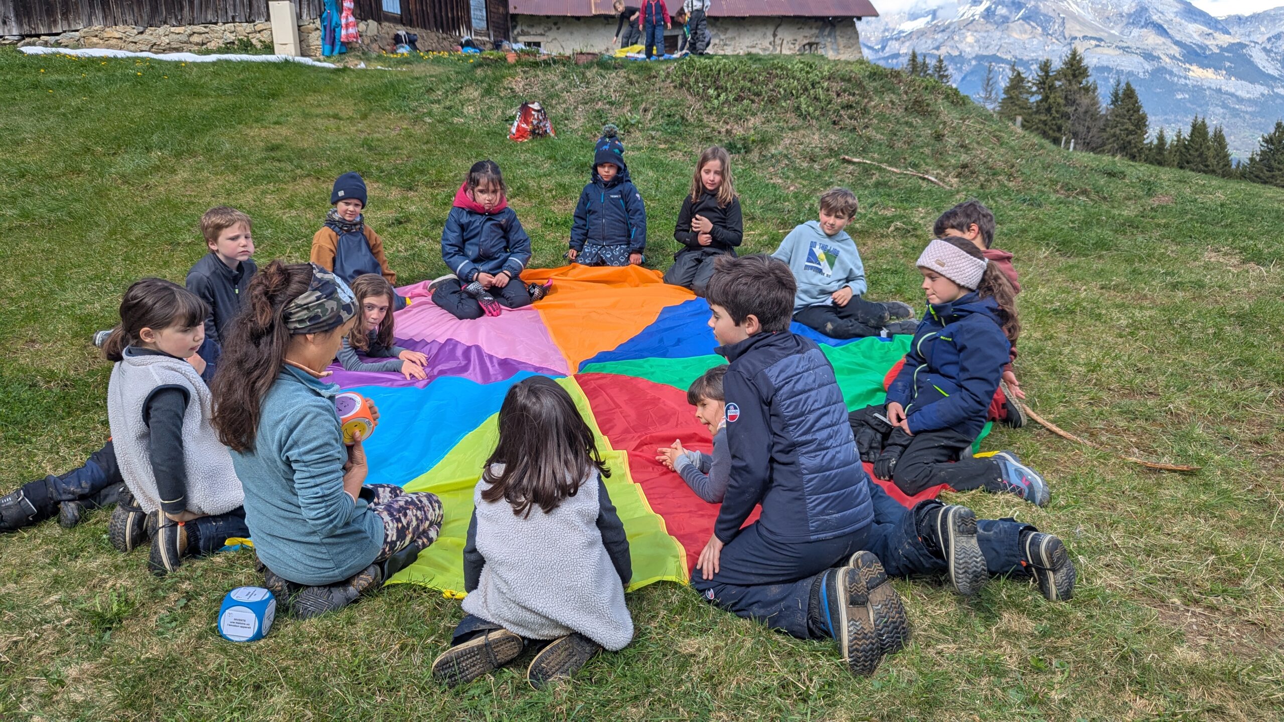Jeu collectif avec un parachute multicolore