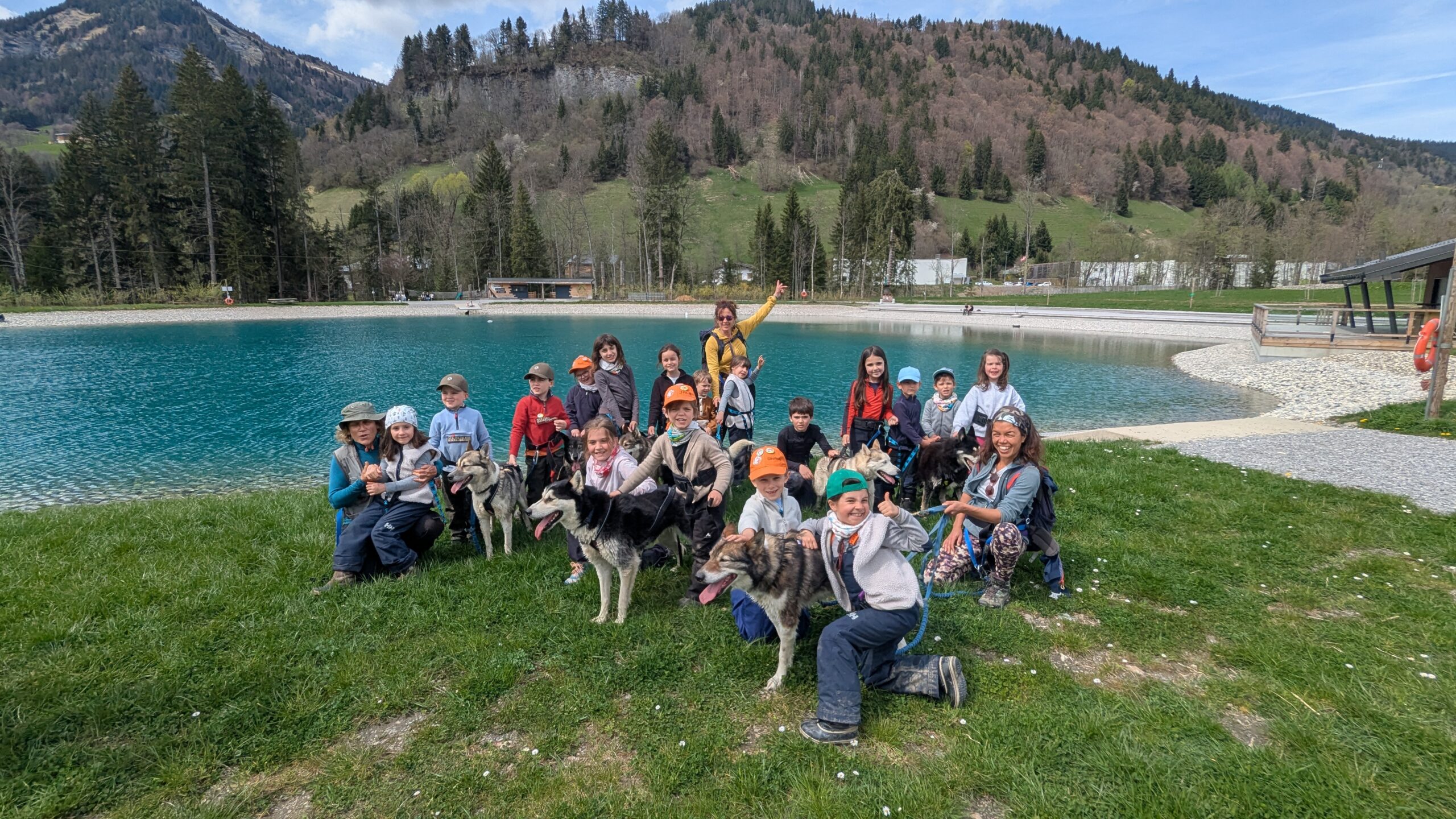 Le groupe et les chiens au bord du lac