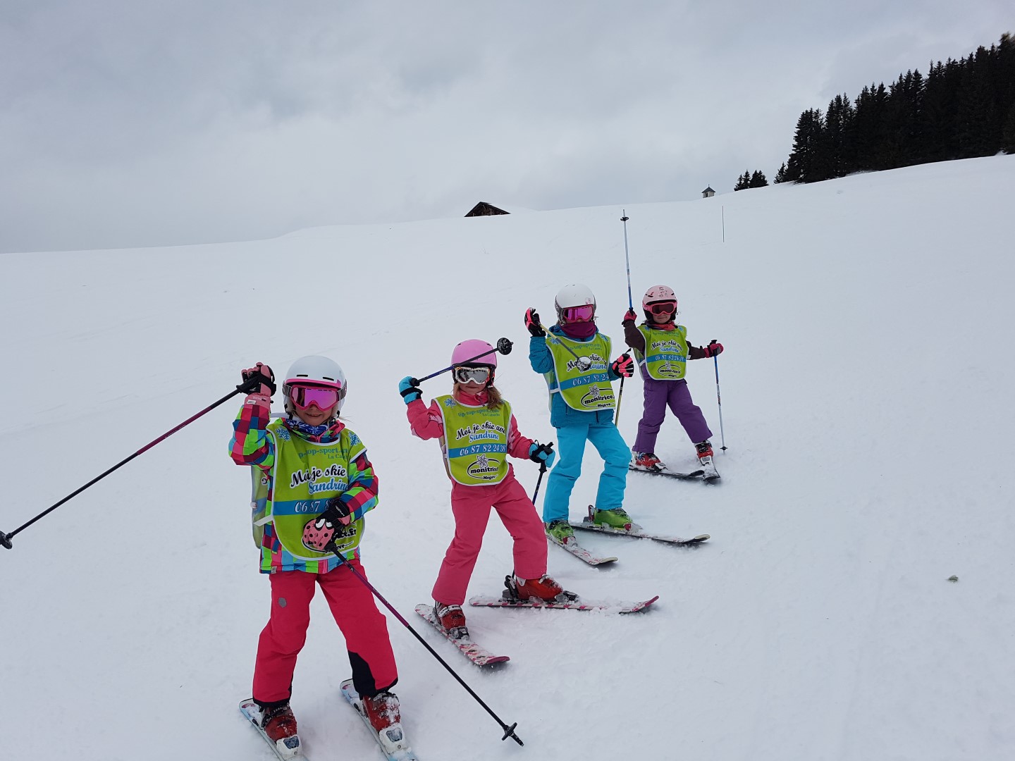 Petit groupe d’enfants en cours de ski