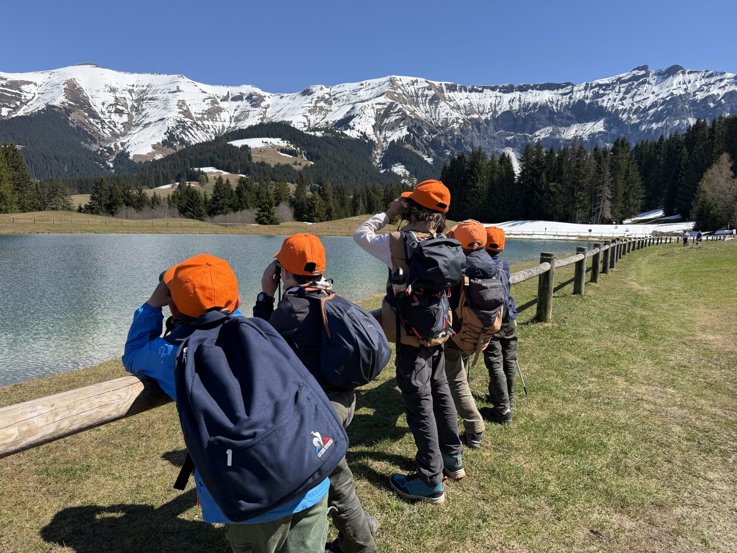 Les enfants découvrent le paysage au bord du lac